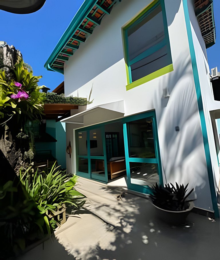 Casinha ao lado do Iate Clube - 120m do mar!