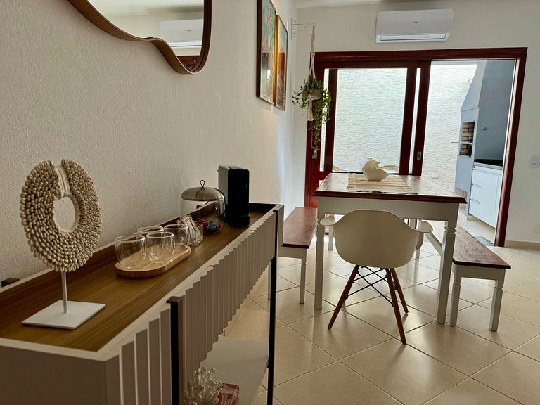 Casa com piscina, 300 m do mar, faça tudo a pé!