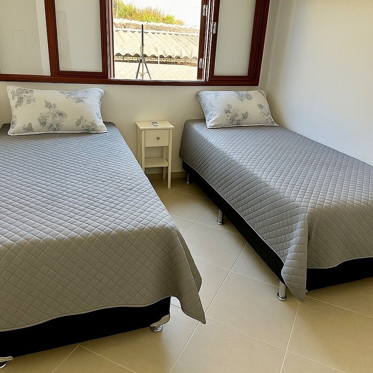 Casa com piscina, 300 m do mar, faça tudo a pé!
