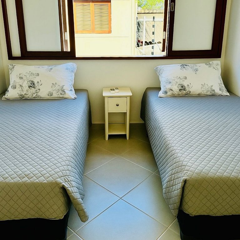 Casa com piscina, 300 m do mar, faça tudo a pé!