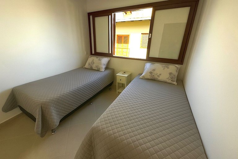 Casa com piscina, 300 m do mar, faça tudo a pé!