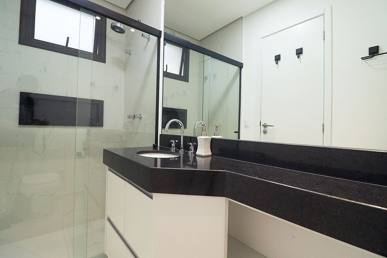 House with heated and covered pool - 400m from the sea.