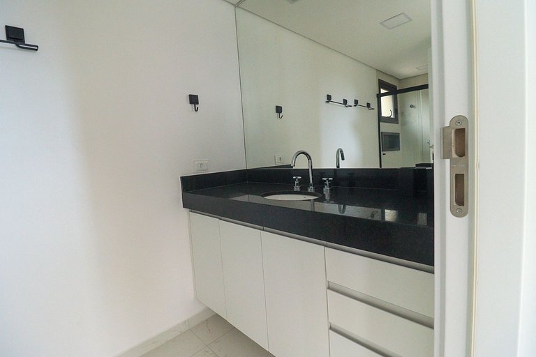 Casa com piscina aquecida e coberta - 400m do mar.