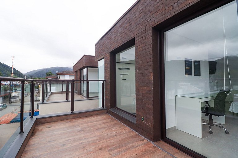 Casa com piscina aquecida e coberta - 450m do mar.