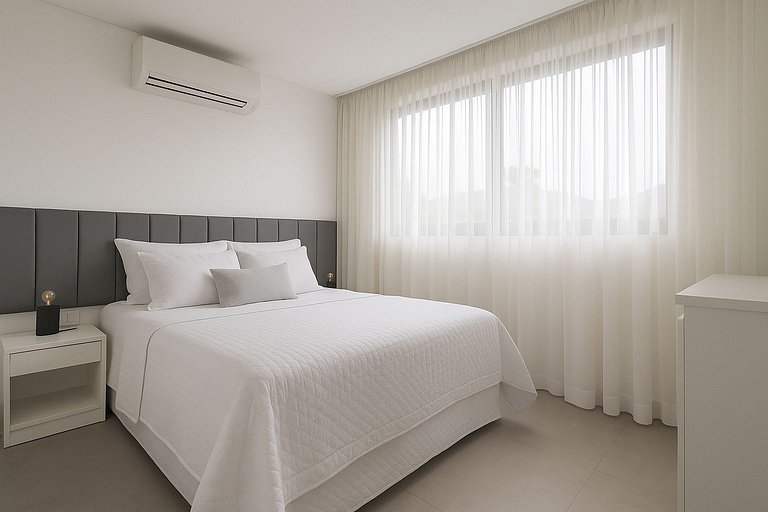 House with heated and covered pool - 400m from the sea.