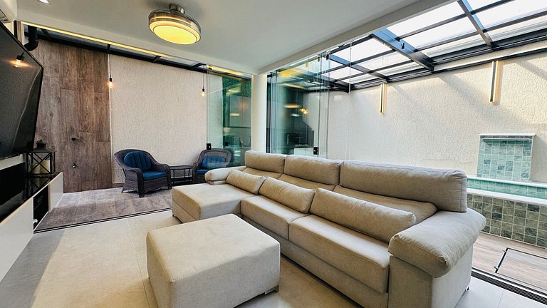 House with heated and covered pool - 400m from the sea.