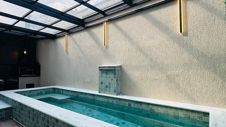 House with heated and covered pool - 400m from the sea.