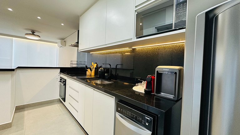 House with heated and covered pool - 400m from the sea.