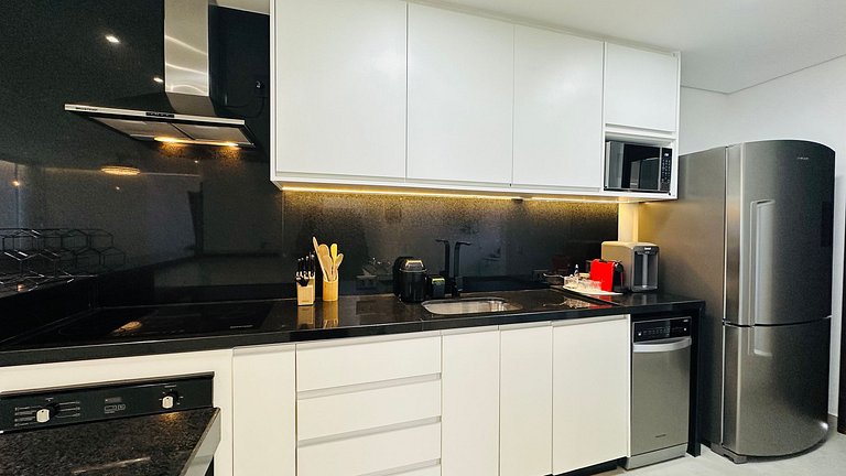 House with heated and covered pool - 400m from the sea.