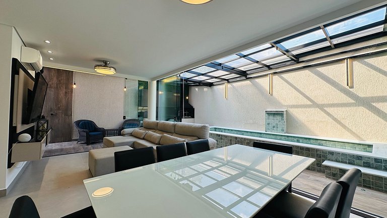 House with heated and covered pool - 400m from the sea.