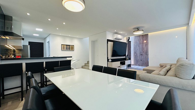 House with heated and covered pool - 400m from the sea.