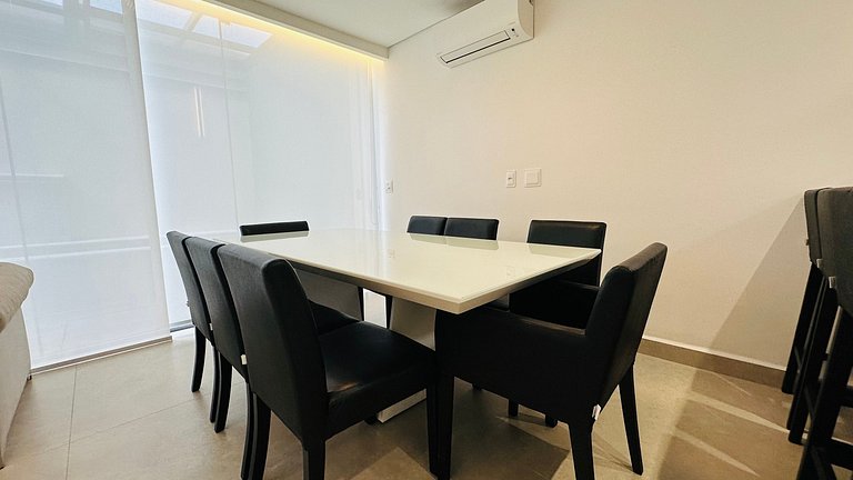 House with heated and covered pool - 400m from the sea.