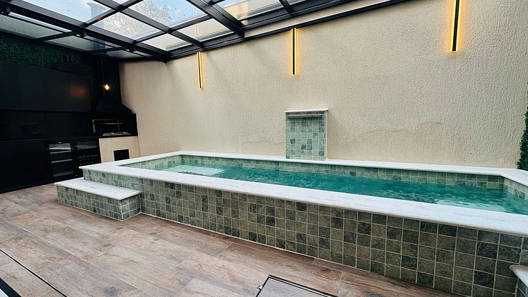 House with heated and covered pool - 400m from the sea.