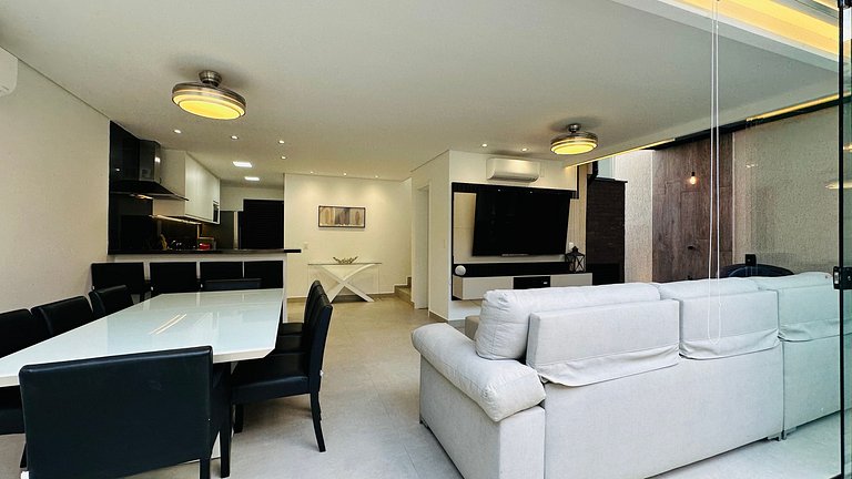 House with heated and covered pool - 400m from the sea.