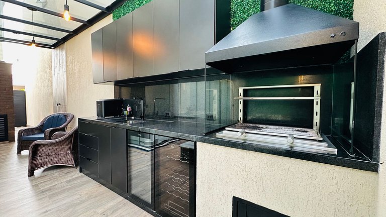 House with heated and covered pool - 400m from the sea.