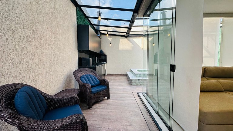 House with heated and covered pool - 400m from the sea.