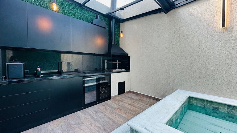 Casa com piscina aquecida e coberta - 450m do mar.