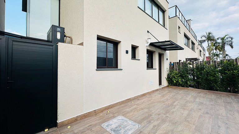 House with heated and covered pool - 400m from the sea.