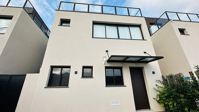 House with heated and covered pool - 400m from the sea.