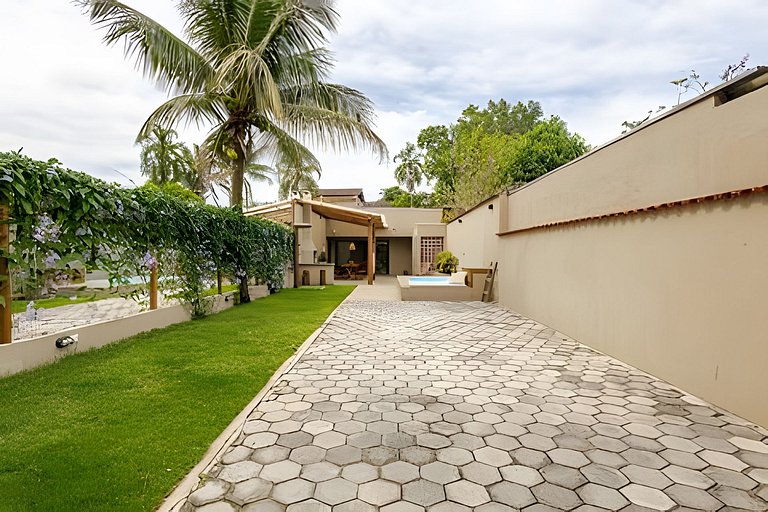 Casa com piscina, 4 minutos do mar