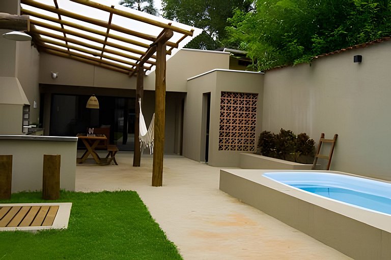 Casa com piscina, 4 minutos do mar