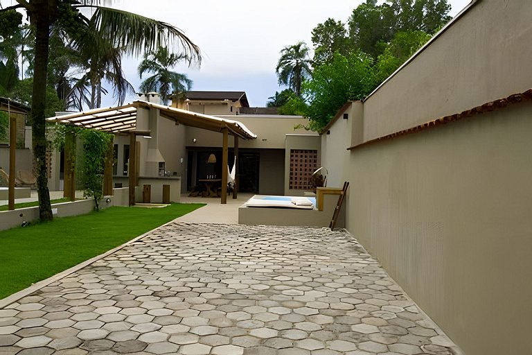 Casa com piscina, 4 minutos do mar