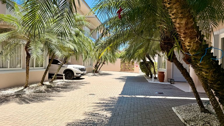 Casa com jacuzzi a 100m do mar, Juquehy.