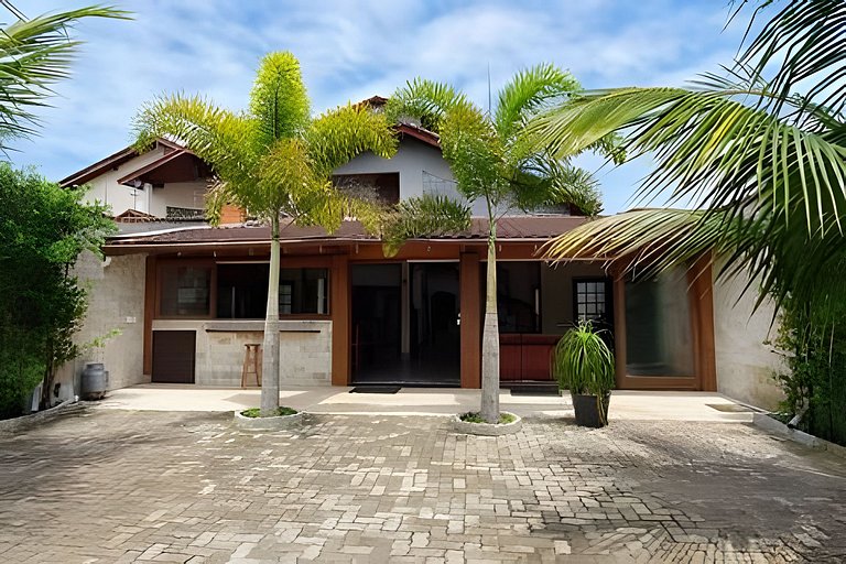 Casa Bertioga+20hosp 7suites ar cond 400m da praia