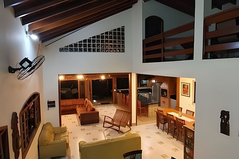 Casa Bertioga+20hosp 7suites ar cond 400m da praia