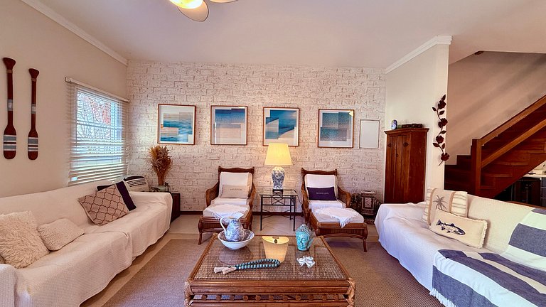 Casa com piscina no condomínio, pet friendly!