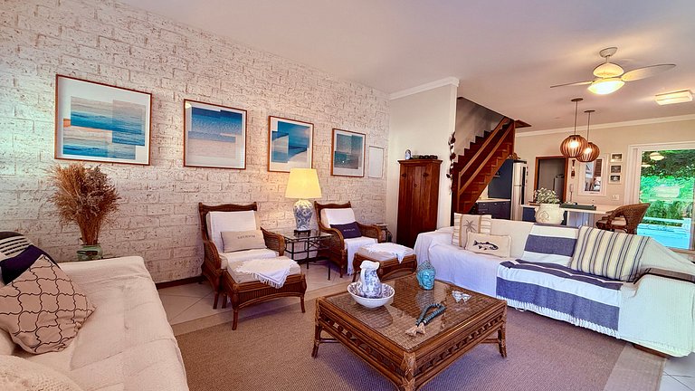 Casa com piscina no condomínio, pet friendly!