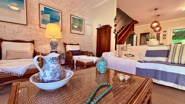 Casa com piscina no condomínio, pet friendly!