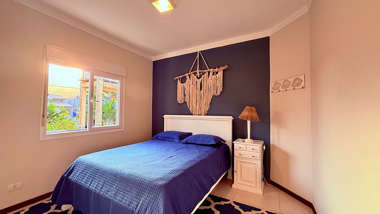 Casa com piscina no condomínio, pet friendly!