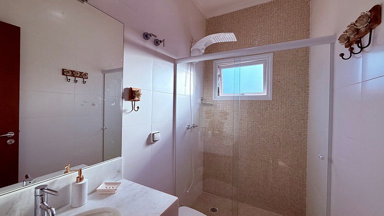 Casa com piscina no condomínio, pet friendly!
