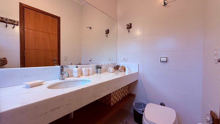 Casa com piscina no condomínio, pet friendly!