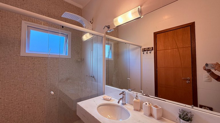 Casa com piscina no condomínio, pet friendly!