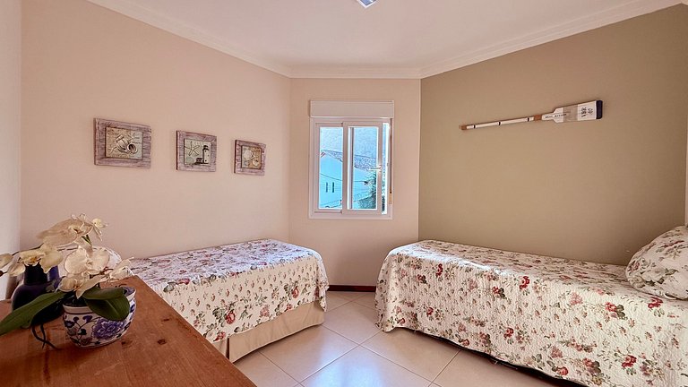 Casa com piscina no condomínio, pet friendly!