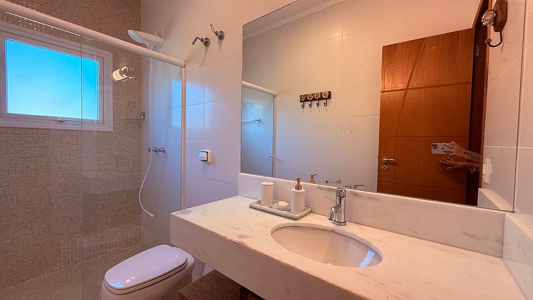 Casa com piscina no condomínio, pet friendly!