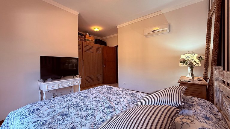 Casa com piscina no condomínio, pet friendly!