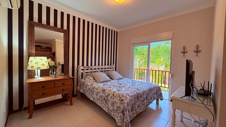 Casa com piscina no condomínio, pet friendly!