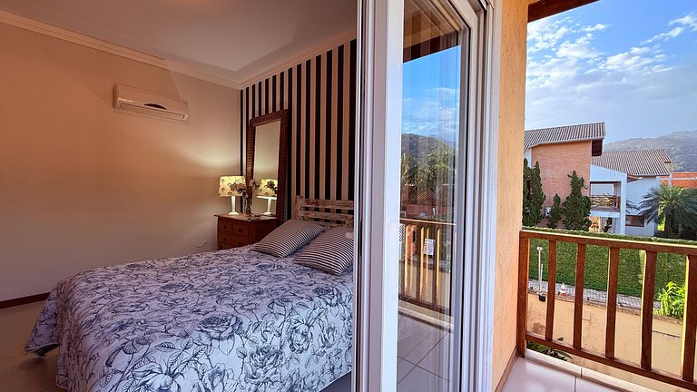 Casa com piscina no condomínio, pet friendly!