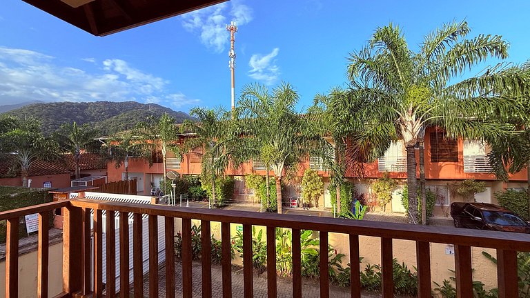 Casa com piscina no condomínio, pet friendly!