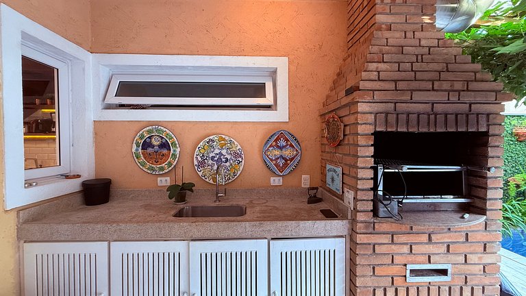 Casa com piscina no condomínio, pet friendly!