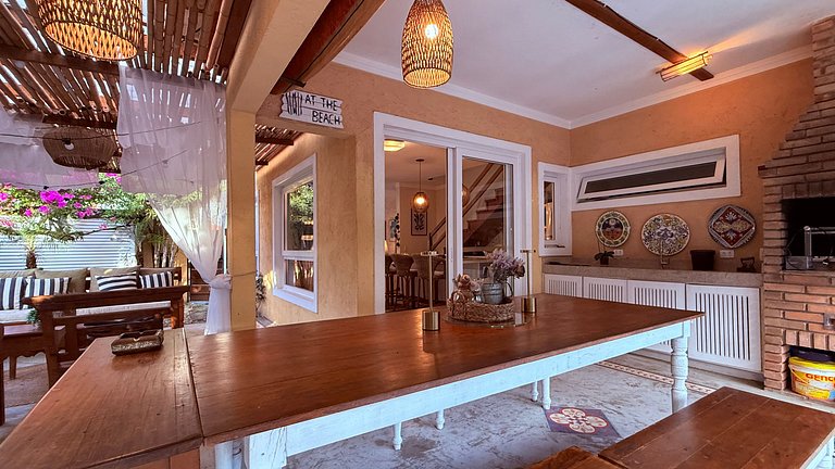 Casa com piscina no condomínio, pet friendly!