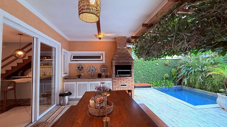 Casa com piscina no condomínio, pet friendly!