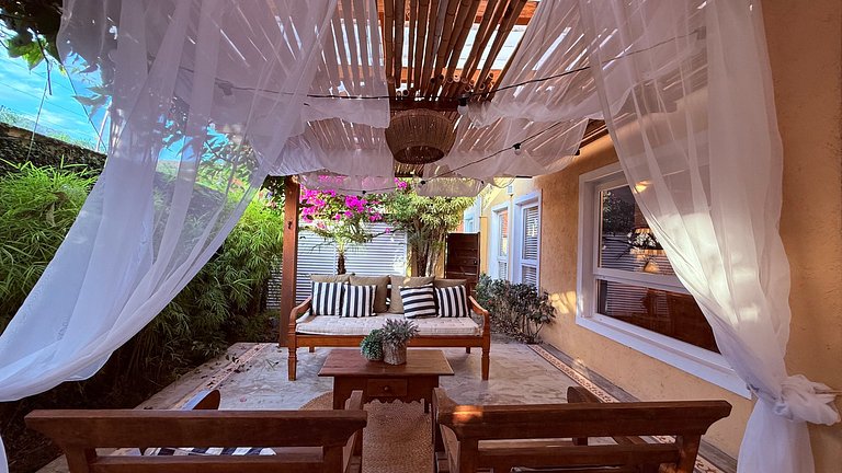 Casa com piscina no condomínio, pet friendly!