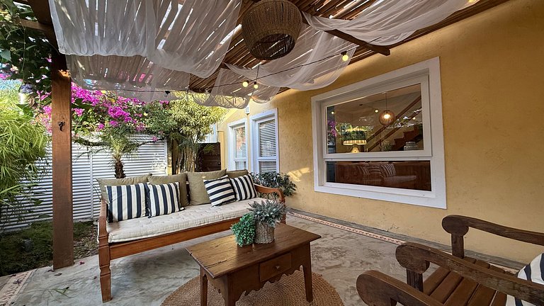 Casa com piscina no condomínio, pet friendly!
