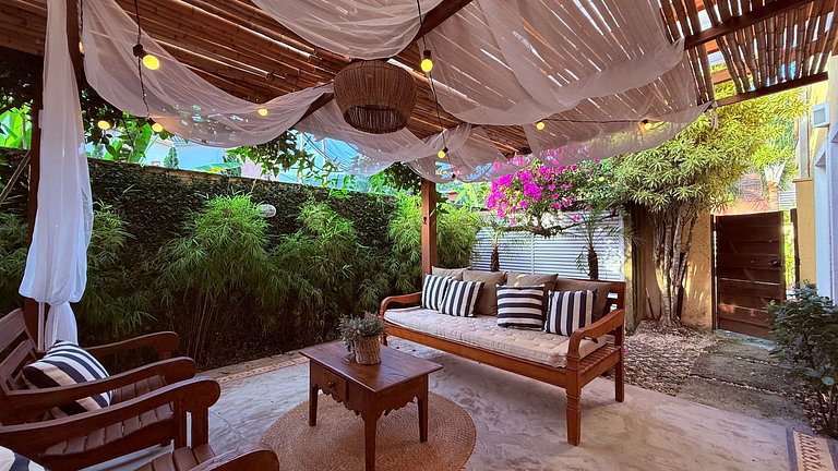 Casa com piscina no condomínio, pet friendly!