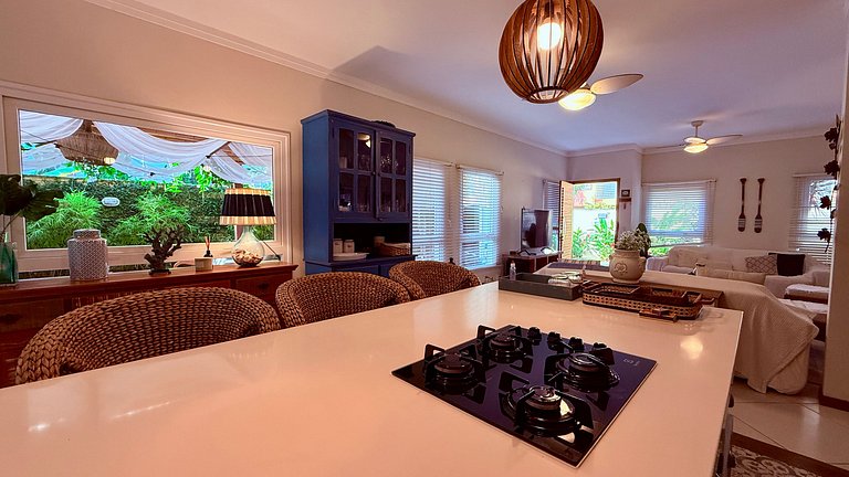 Casa com piscina no condomínio, pet friendly!