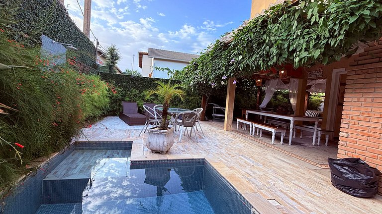 Casa com piscina no condomínio, pet friendly!